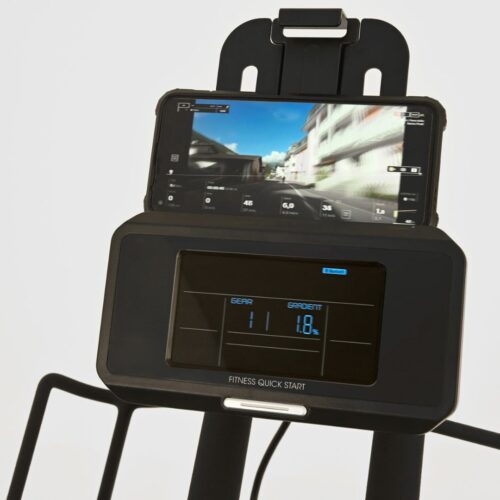 Toorx SRX-REBEL Smart Bike in Aktion, Detailansicht der Konsole, Toorx SRX-REBEL im Wohnzimmer