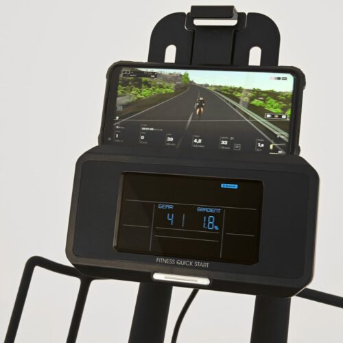 Toorx SRX-REBEL Smart Bike in Aktion, Detailansicht der Konsole, Toorx SRX-REBEL im Wohnzimmer