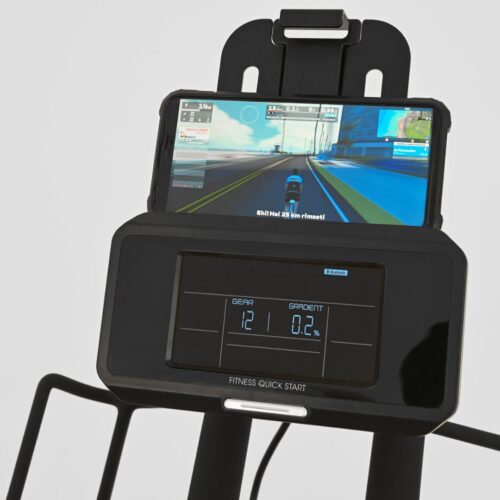 Toorx SRX-REBEL Smart Bike in Aktion, Detailansicht der Konsole, Toorx SRX-REBEL im Wohnzimmer