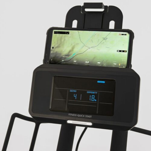 Toorx SRX-REBEL Smart Bike in Aktion, Detailansicht der Konsole, Toorx SRX-REBEL im Wohnzimmer