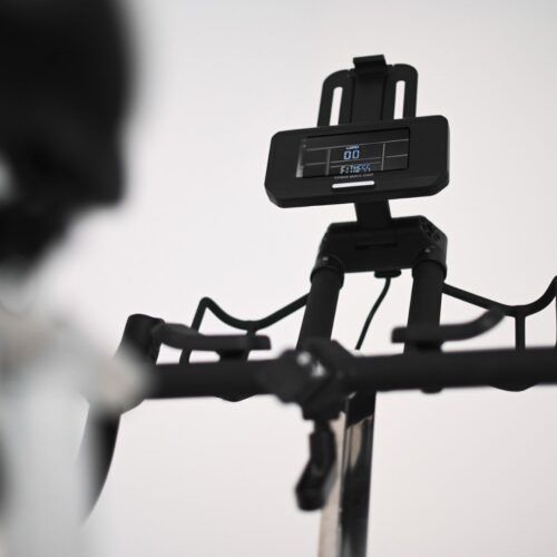 Toorx SRX-REBEL Smart Bike in Aktion, Detailansicht der Konsole, Toorx SRX-REBEL im Wohnzimmer