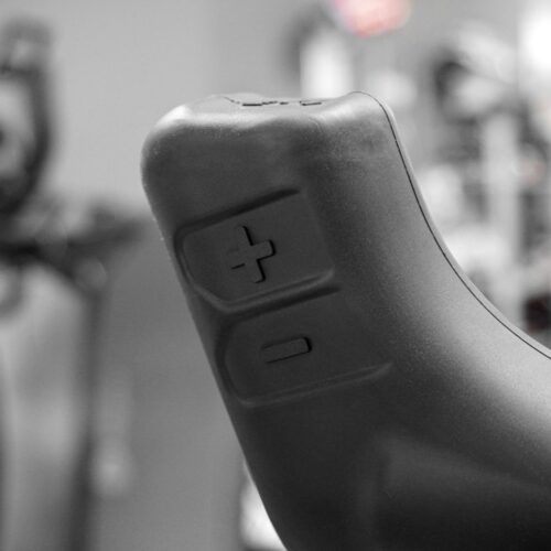 Toorx SRX-REBEL Smart Bike in Aktion, Detailansicht der Konsole, Toorx SRX-REBEL im Wohnzimmer