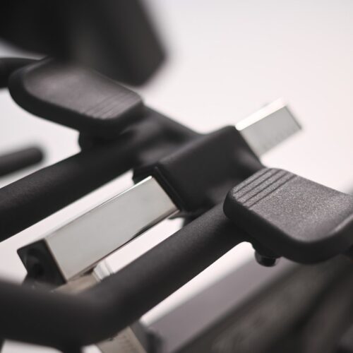 Toorx SRX-REBEL Smart Bike in Aktion, Detailansicht der Konsole, Toorx SRX-REBEL im Wohnzimmer