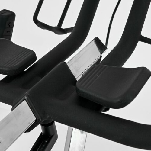 Toorx SRX-REBEL Smart Bike in Aktion, Detailansicht der Konsole, Toorx SRX-REBEL im Wohnzimmer