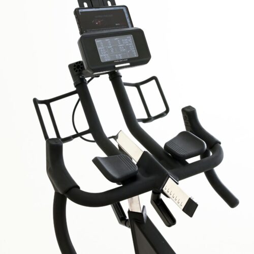 Toorx SRX-REBEL Smart Bike in Aktion, Detailansicht der Konsole, Toorx SRX-REBEL im Wohnzimmer