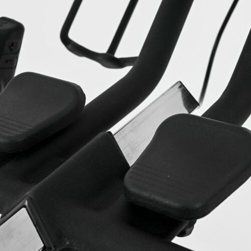 Toorx SRX-REBEL Smart Bike in Aktion, Detailansicht der Konsole, Toorx SRX-REBEL im Wohnzimmer