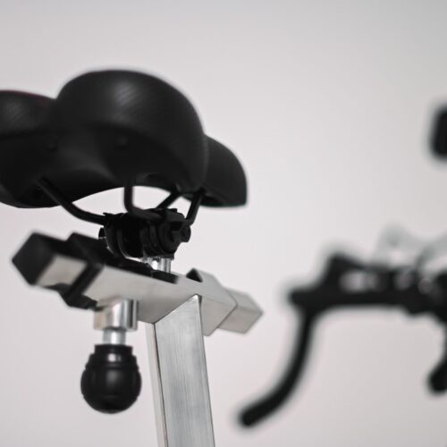 Toorx SRX-REBEL Smart Bike in Aktion, Detailansicht der Konsole, Toorx SRX-REBEL im Wohnzimmer