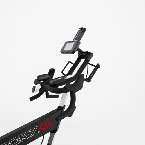 Toorx SRX-REBEL Smart Bike in Aktion, Detailansicht der Konsole, Toorx SRX-REBEL im Wohnzimmer