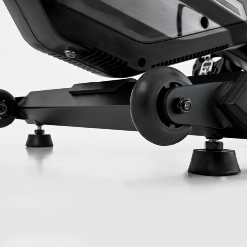 Toorx SRX-REBEL Smart Bike in Aktion, Detailansicht der Konsole, Toorx SRX-REBEL im Wohnzimmer