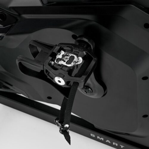 Toorx SRX-REBEL Smart Bike in Aktion, Detailansicht der Konsole, Toorx SRX-REBEL im Wohnzimmer