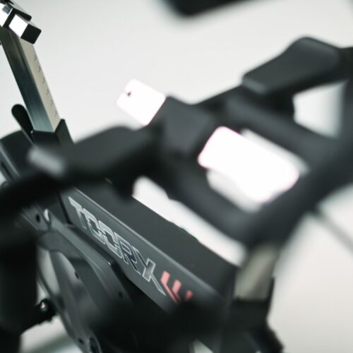 Toorx SRX-REBEL Smart Bike in Aktion, Detailansicht der Konsole, Toorx SRX-REBEL im Wohnzimmer