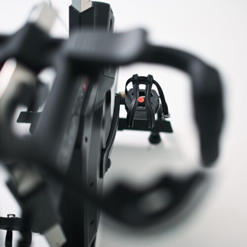 Toorx SRX-REBEL Smart Bike in Aktion, Detailansicht der Konsole, Toorx SRX-REBEL im Wohnzimmer