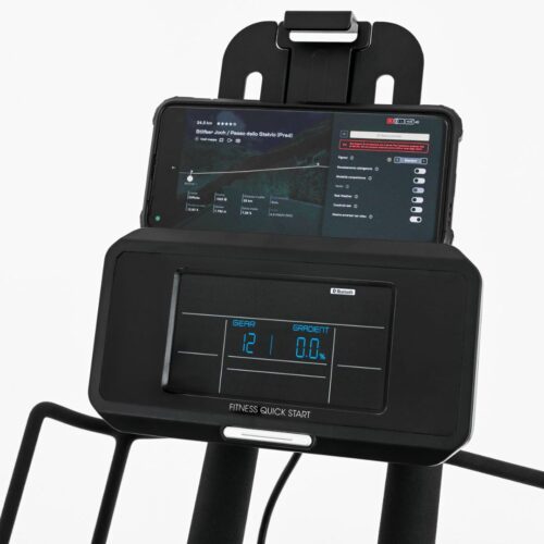 Toorx SRX-REBEL Smart Bike in Aktion, Detailansicht der Konsole, Toorx SRX-REBEL im Wohnzimmer